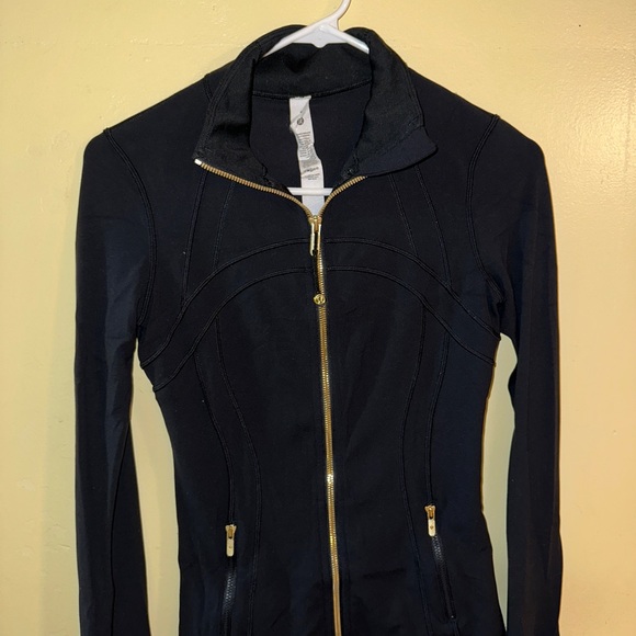 Lululemon fan favorite define jacket, powered by Nulu fabric. - Picture 3 of 7